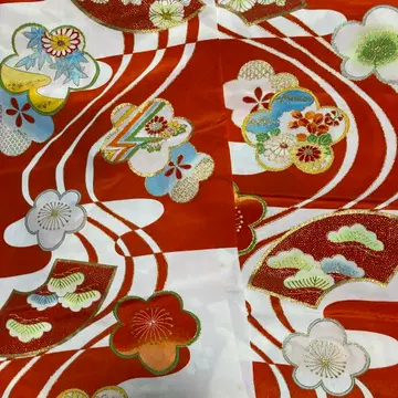 네모난 옷감의 축하복 원단입니다. 자투리 원단으로 사용하셔도 좋습니다.