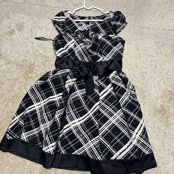 블랙 앤 화이트 체크 무늬 반팔 무릎 기장 원피스