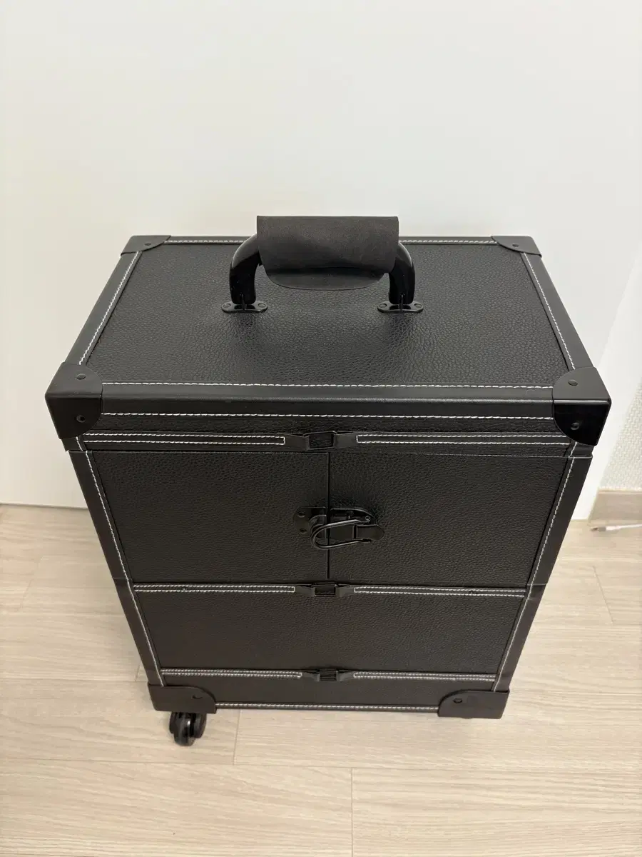 Storage suitcase