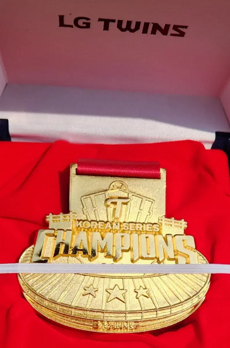We are selling medals commemorating the LG Twins' 23rd season championship.