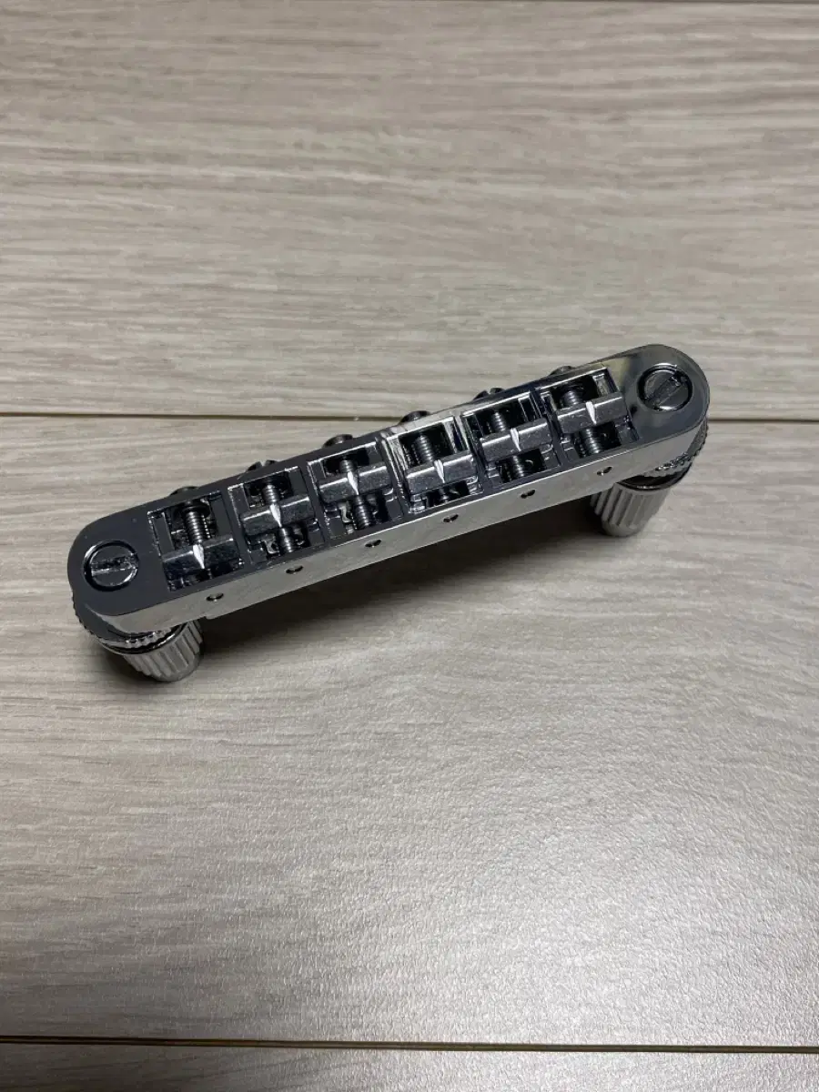 Les Paul Gibson-type guitar bridge for up-grading