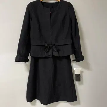 택 포함 미착용 새상품 검정 리본 포함 자켓과 스커트 세트 9호 사이즈