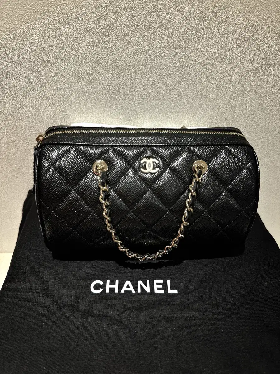 [Unused new product] Chanel 25P Classic Handle Chain Boston Cylinder Bag Caviar Gold-plated