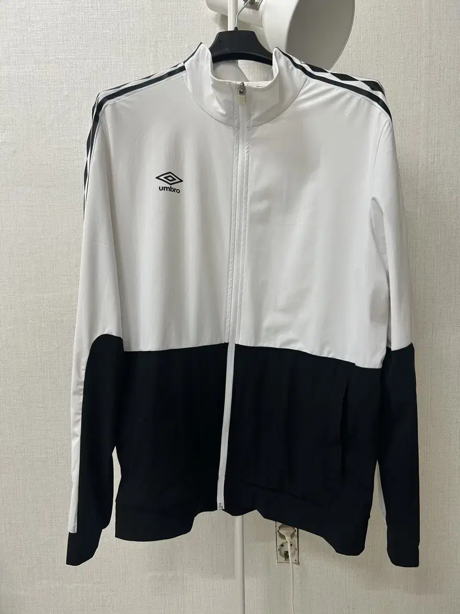 엄브로 트레이닝 자켓