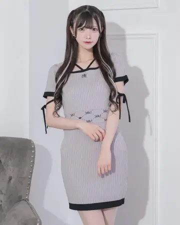 pium 로고 바이컬러 반팔 니트 원피스