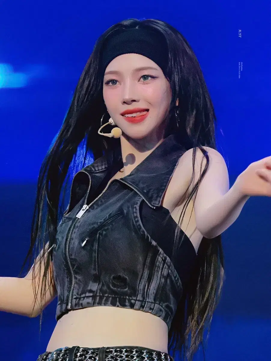 카리나 업 up 콘서트 무대의상 아디다스 홀터넥 데님 상의 사이즈 s