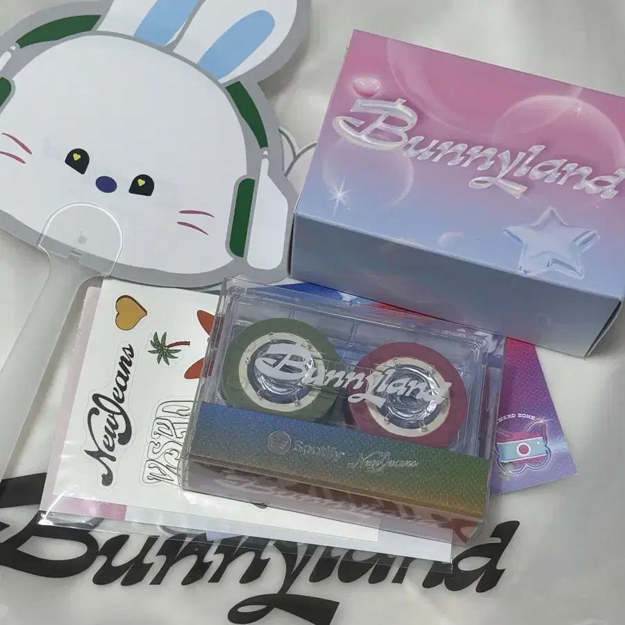 NEWJEANS ニュージーンズ bunnyland コラボ NewJeans Celebrates Its New EP With Bunnyland Pop-Ups