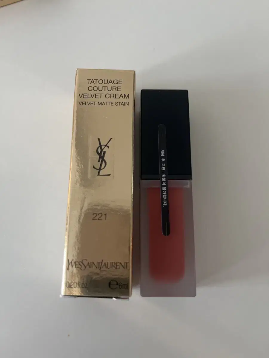 (Unsealed new product) Yves Saint Laurent 221, Douttaju Couture Velvet Cream, Play
