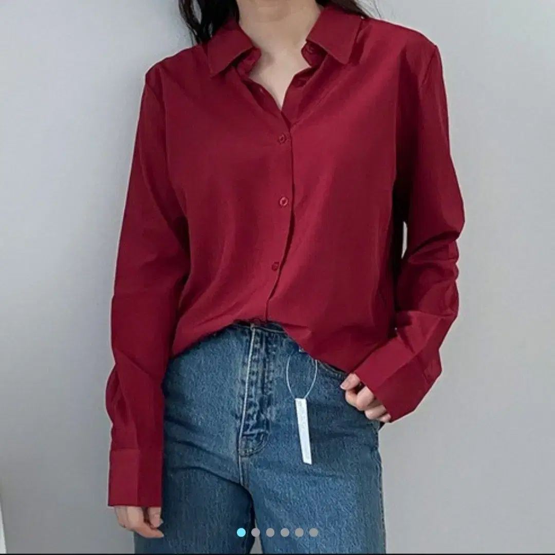 와인색 블라우스
