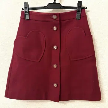 빨간색 미니 스커트