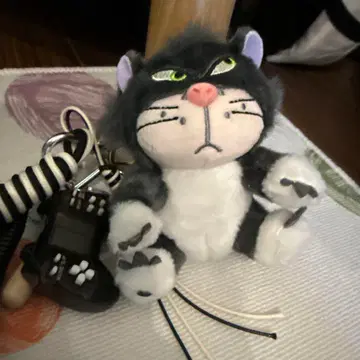 화난 표정의 블랙 화이트 고양이 봉제 인형