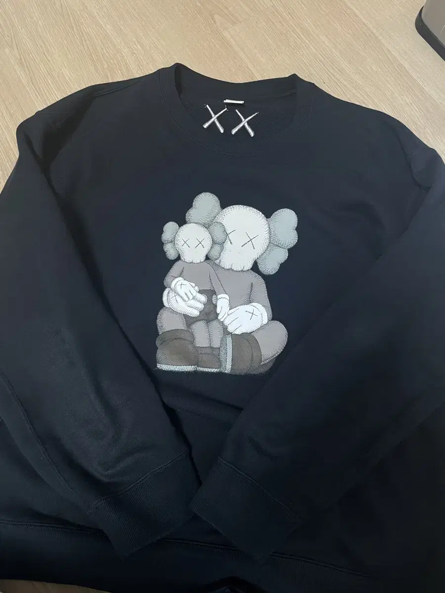 유니클로 KAWS 롱슬리브 XL