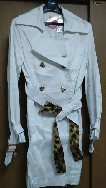 마즈 화이트 더블 브레스트 트렌치코트