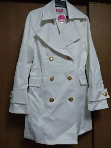 마즈 화이트 트렌치코트 골드 버튼