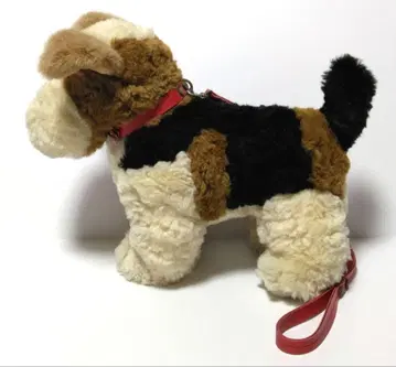 폭스 테리어 리드줄이 달린 봉제 인형