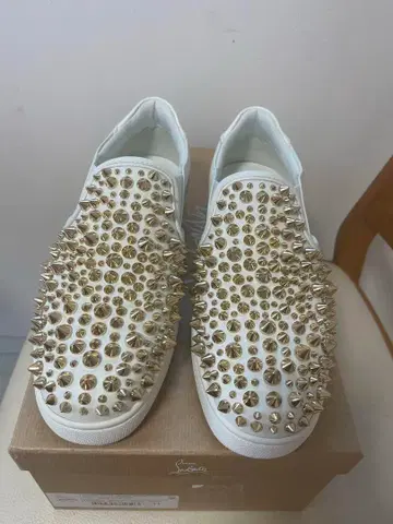 크리스찬루부탱 스터드 슬립온 41 EU제