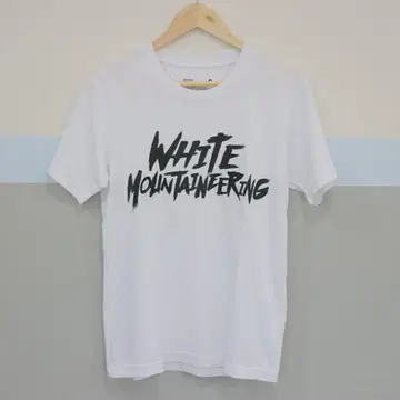 WHITE MOUNTAINEERING 로고 프린트 티셔츠