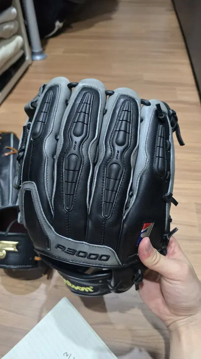 Left-handed Wilson A3000 Vari model Outfield 12.5 inches