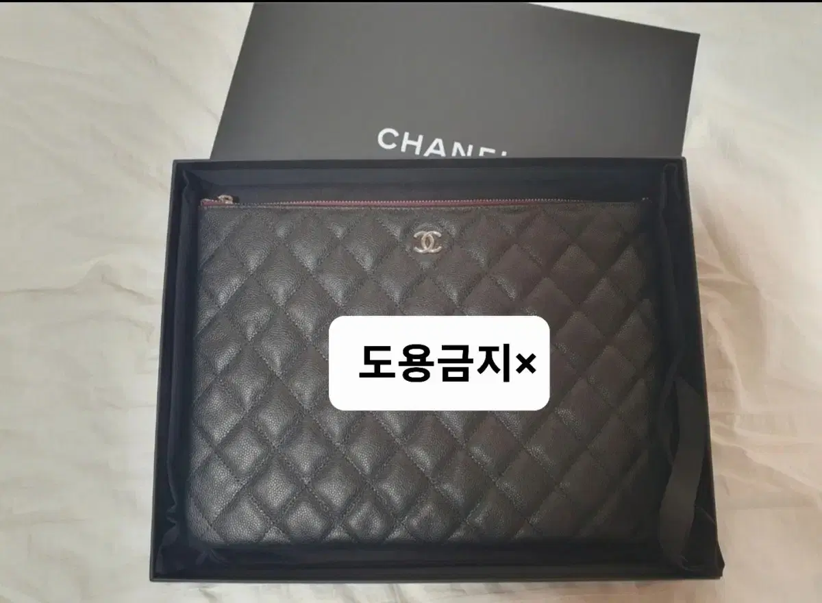샤넬 클러치 클래식 미디움 케비어 블랙 은장 새상품