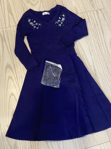 Debut de Fiore 데뷔 드 피오레 니트 원피스 스팽글 꽃 자수