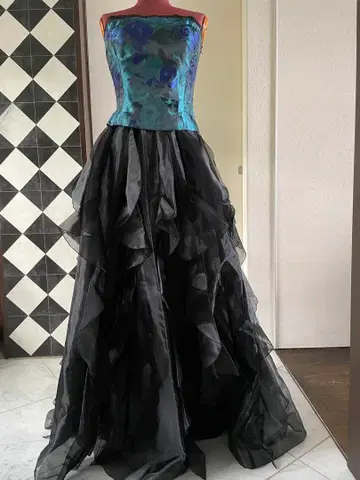 (에메) 파랑과 검정의 프릴이 달린 세퍼레이트 롱 드레스