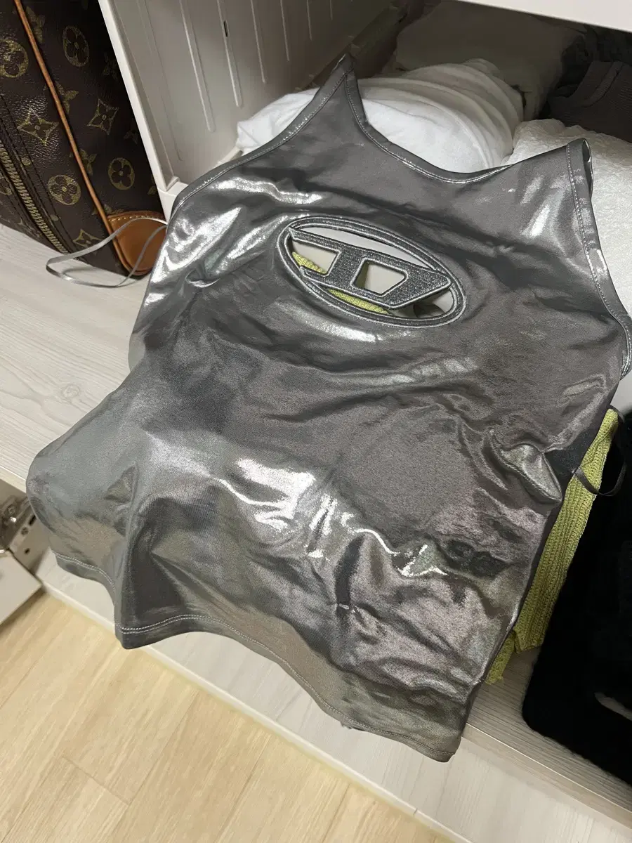 (새상품) 디젤 컷아웃 로고 메탈릭 탱크탑 xxs 디젤 나시