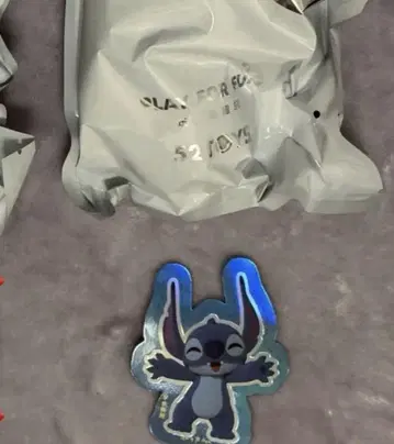 52TOYS 스티치 피규어 포옹
