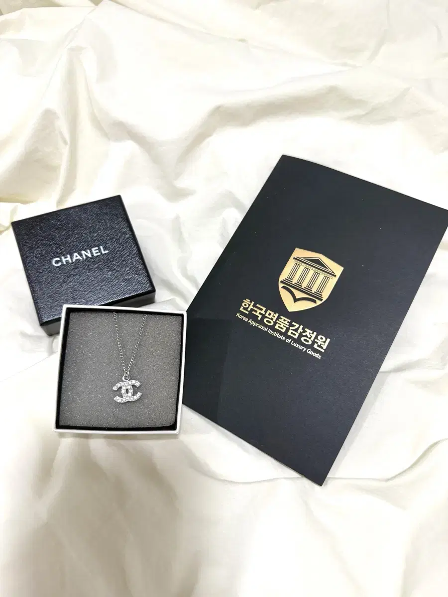 샤넬 cc 은장 목걸이