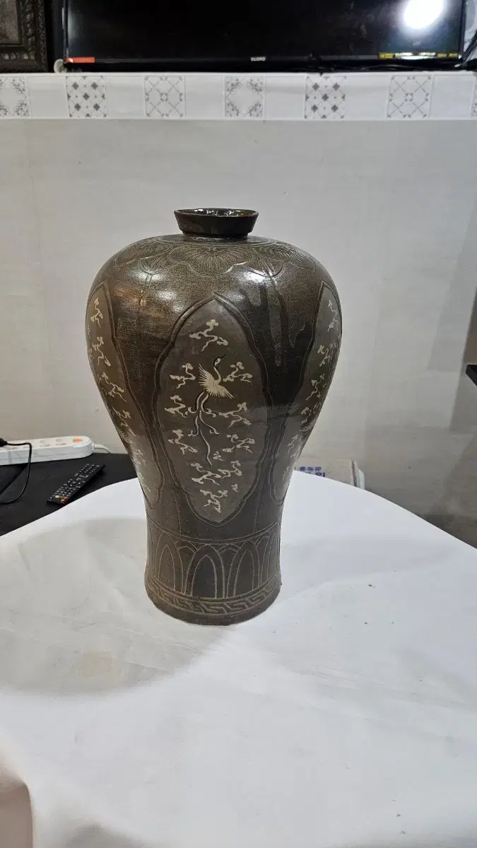 골동품 고려청자 철채흑백상감음양각육능형운학당초문매병