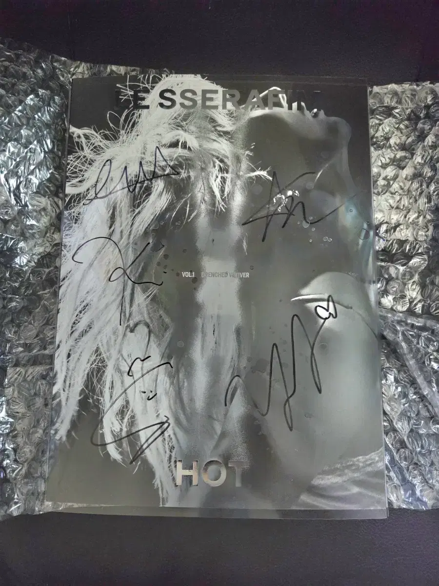 Le Sserafim HOT autographed album