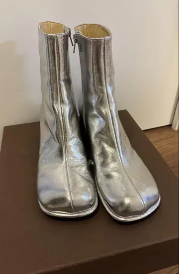 ALM. / 알무 ADELA LEATHER BOOTS 실버