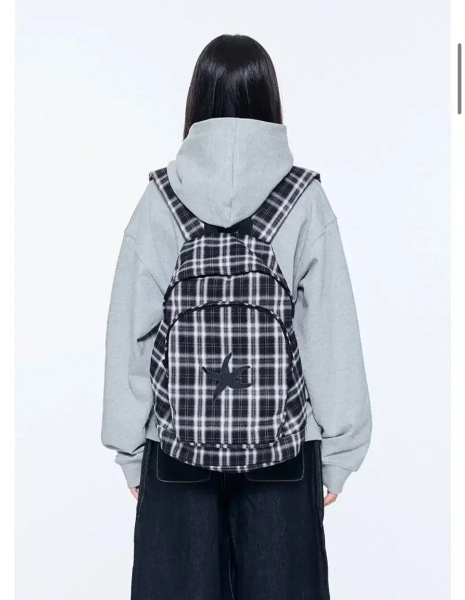 더콜디스트모먼트 체크백팩 팔아오!