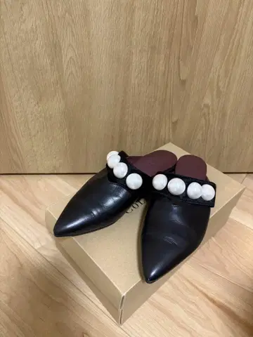 펄 장식 블랙 가죽 뮬