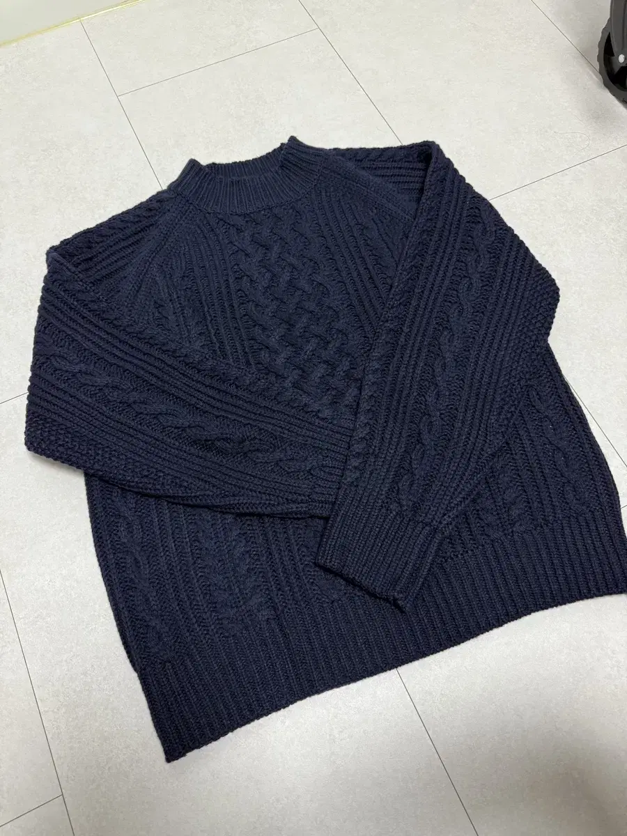 Two pieces of after-fray knit (Fisherman M, Intarsia L)