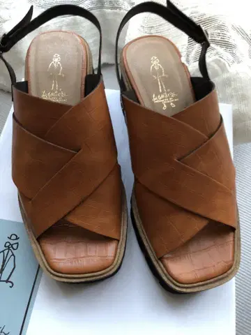 미사용 새상품 키다리 아저씨 샌들 23