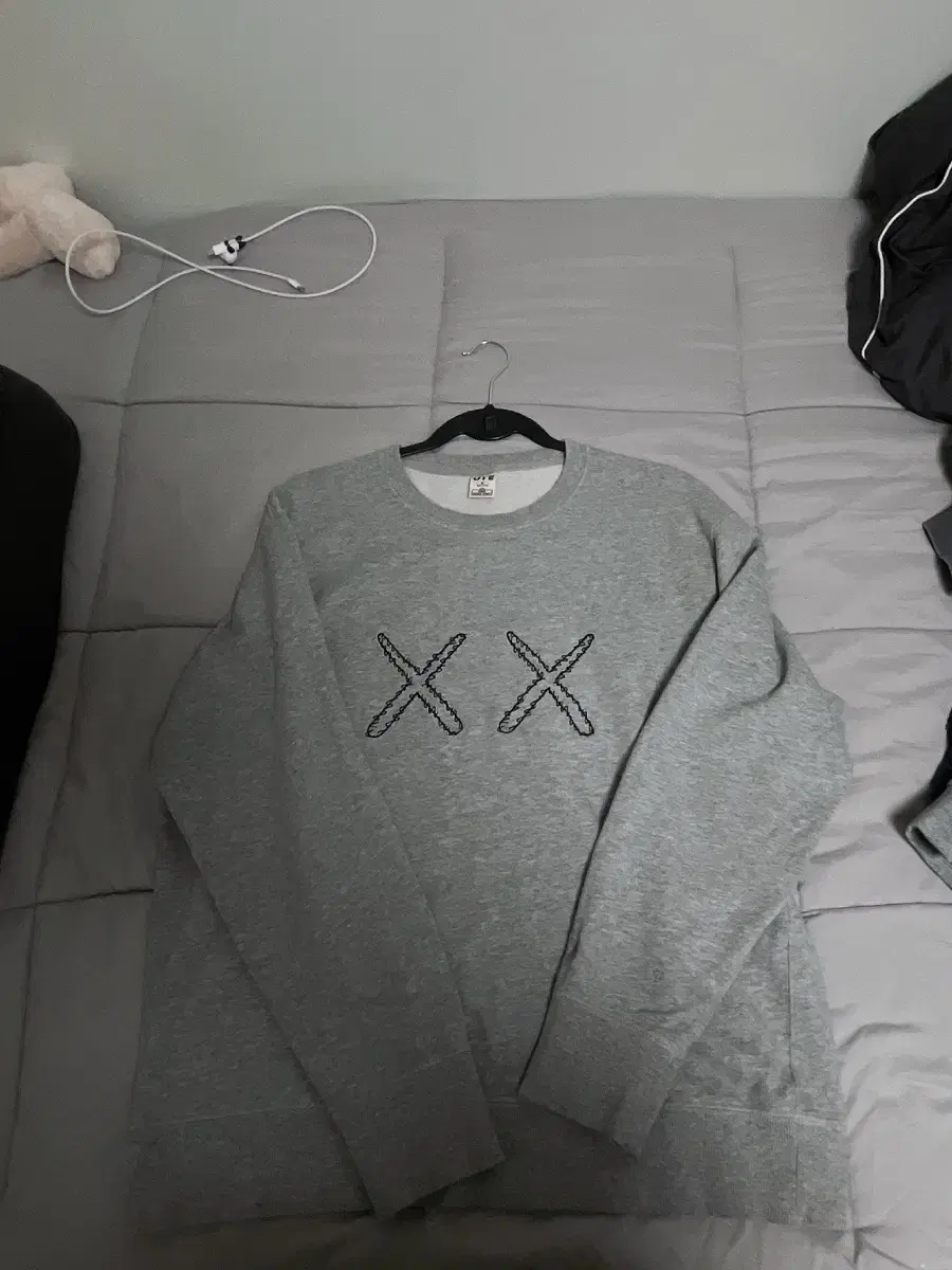 UNIQLO KAWS MAN-TO-MAN