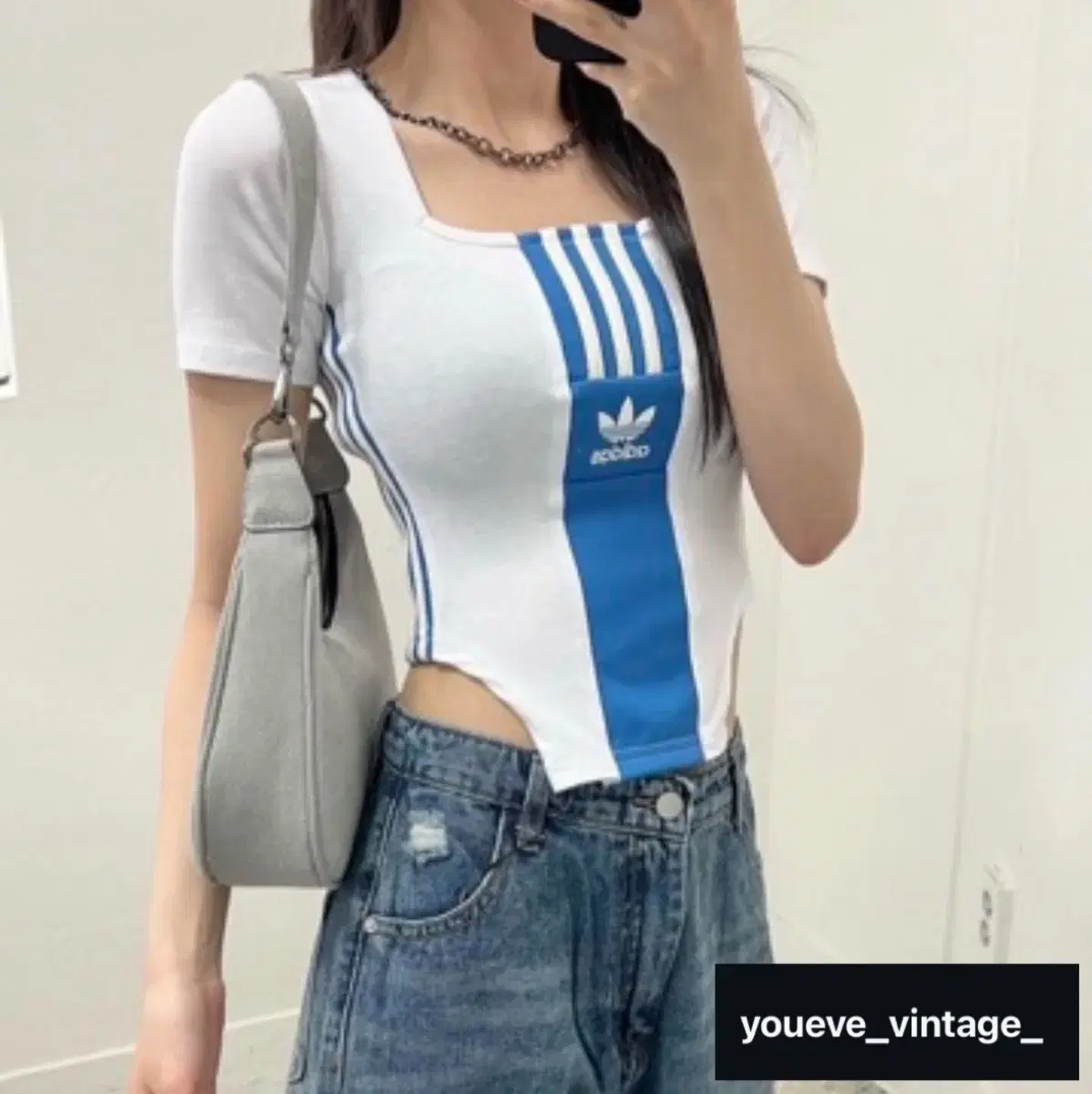 유이브빈티지 흰파 반팔티셔츠 아디다스커스텀 화이트블루바디수트탑한소희stc