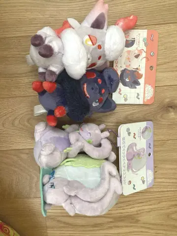 포켓몬 센터에 있는 누메곤, 비취, 조로아, 봉제 인형