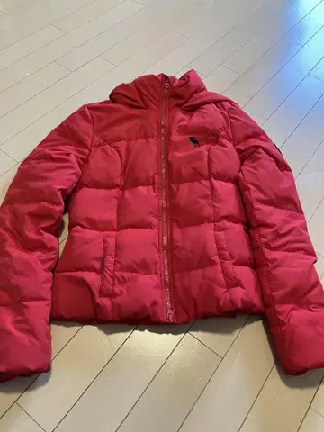 아베크롬비 앤 피치 빨간색 후드 부착 다운 자켓