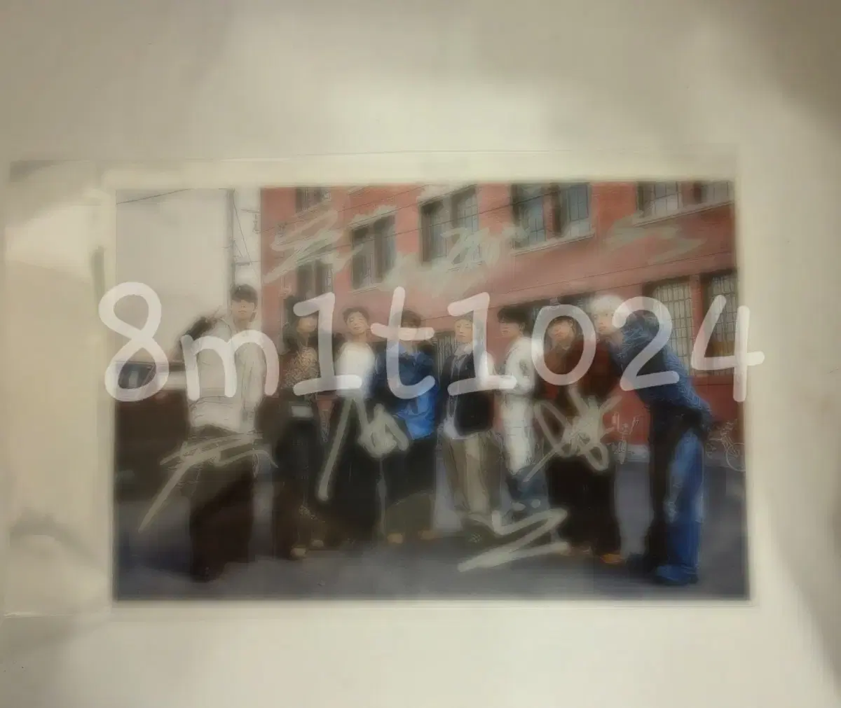 I will WTS the signed photo of ATEEZ.