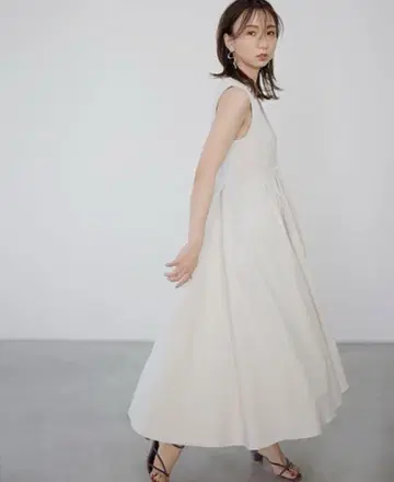 아이보리 슬리브리스 턱 원피스 프레이 아이디