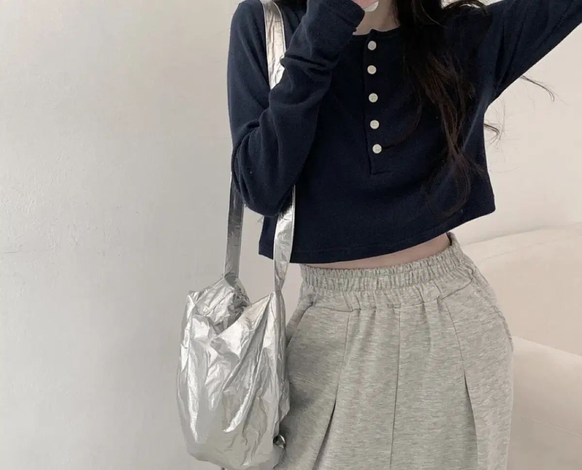 미니포에 버튼 미니멀 크롭티 네이비