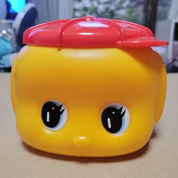 점보 사이즈의 귀여운 노랑색 용기 빨간색 캡 포함