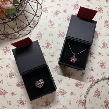 봄철에 딱 맞는 꽃을 모티브로 한 귀여운 목걸이&반지 세트입니다.