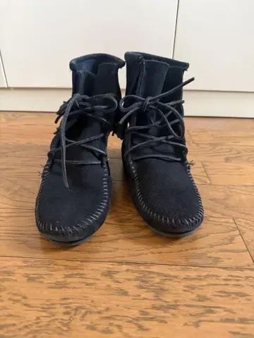 MINNETONKA 스웨이드 프린지 부츠 BLACK