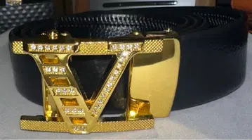 V자형 버클의 블랙 벨트