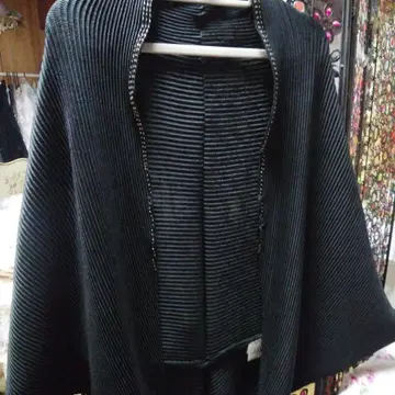 스페치오의 모몽가 같은 가디건 비즈 장식