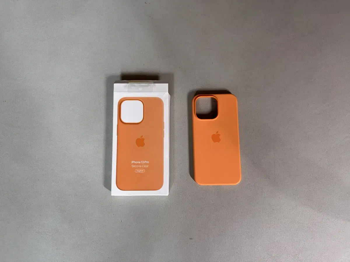 아이폰13Pro 실리콘 맥세이프 케이스 Mara Gold 색상 판매합니다