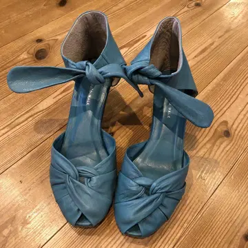 츠모리 치사토의 가죽 샌들