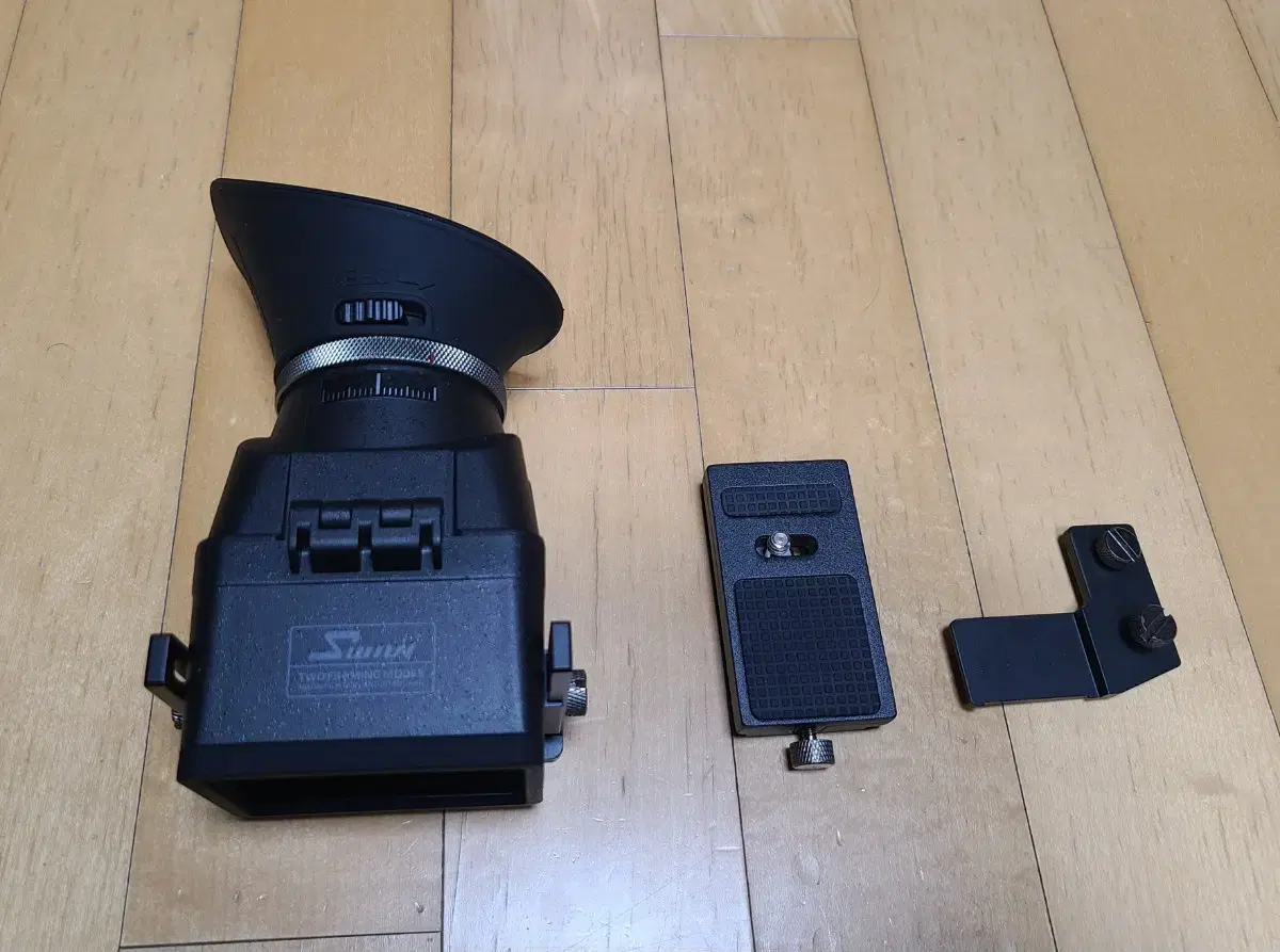 SWIVI LCD camera viewfinder